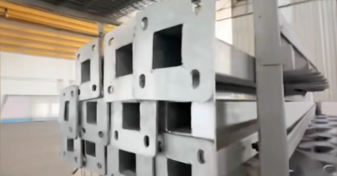 เสาเหลี่ยมเคลือบ hot-dip galvanized วางซ้อนกันเป็นชั้นๆ บนชั้นวางของ